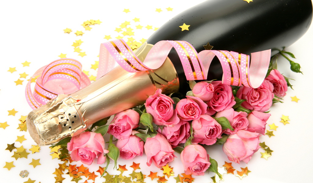 Бутылка шампанского с розовыми розами на белом фоне с розовой лентой 