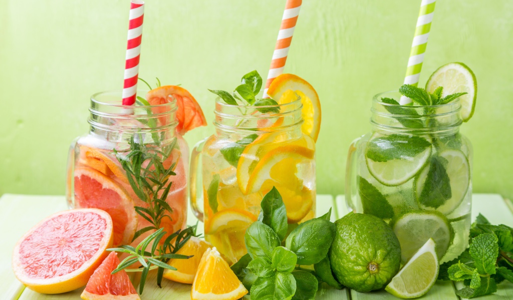 Цитрусовые коктейли в баночках с трубочками