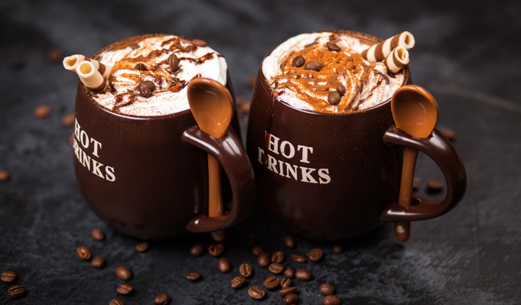 Кофе со сливками и сладкими трубочками