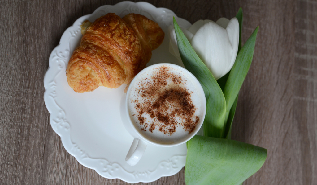 Круассан, чашка капучино и белый тюльпан для любимой