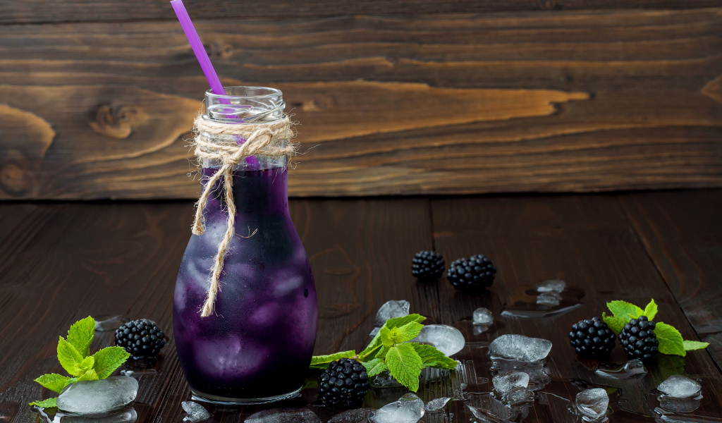 Напиток из ежевики с трубочкой и льдом