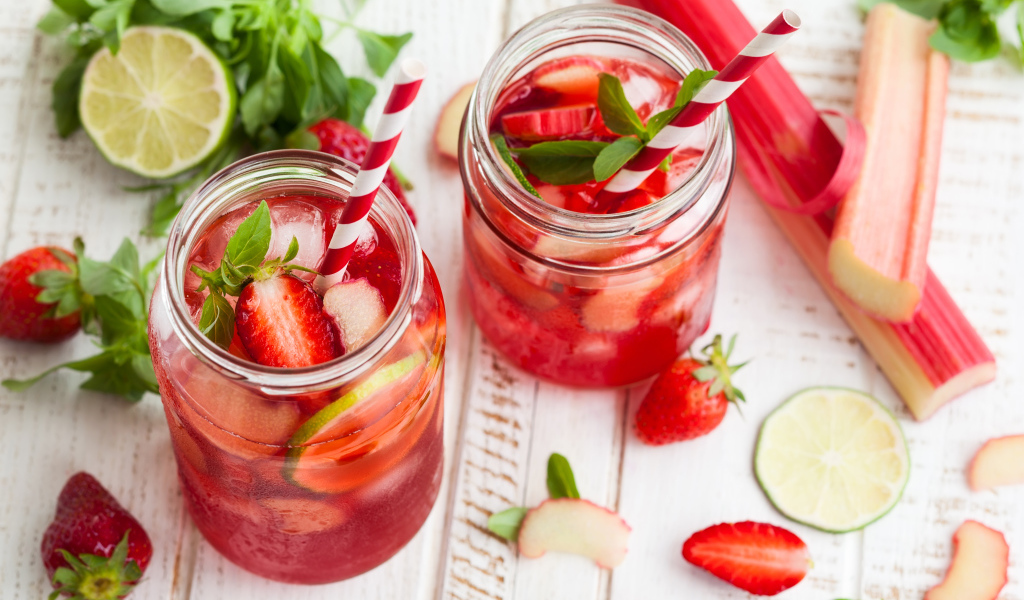 Напиток из ревеня, клубники и лайма