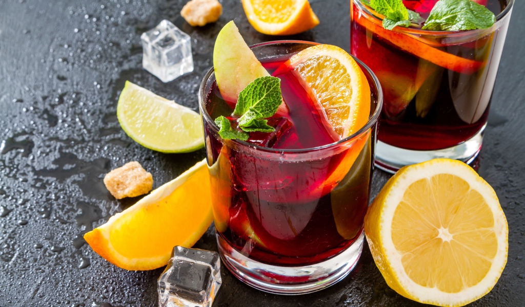 Напиток в стаканах с лимоном, мятой и кусочками льда
