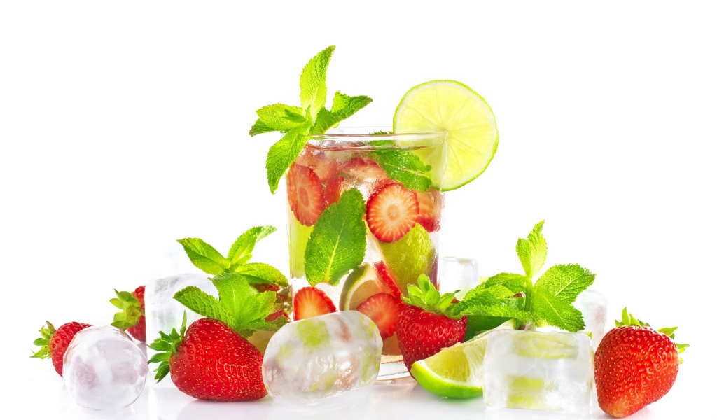 Напиток с клубникой, лаймом, мятой и кусочками льда на белом фоне
