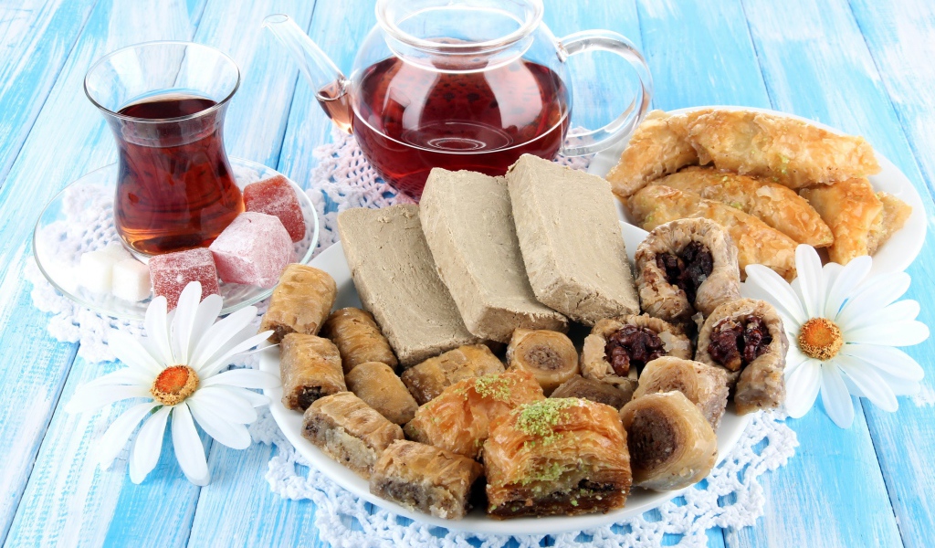 Ароматный чай на столе с восточными сладостями