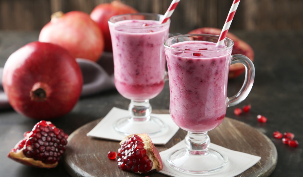 Гранатовый смузи в стаканах на столе
