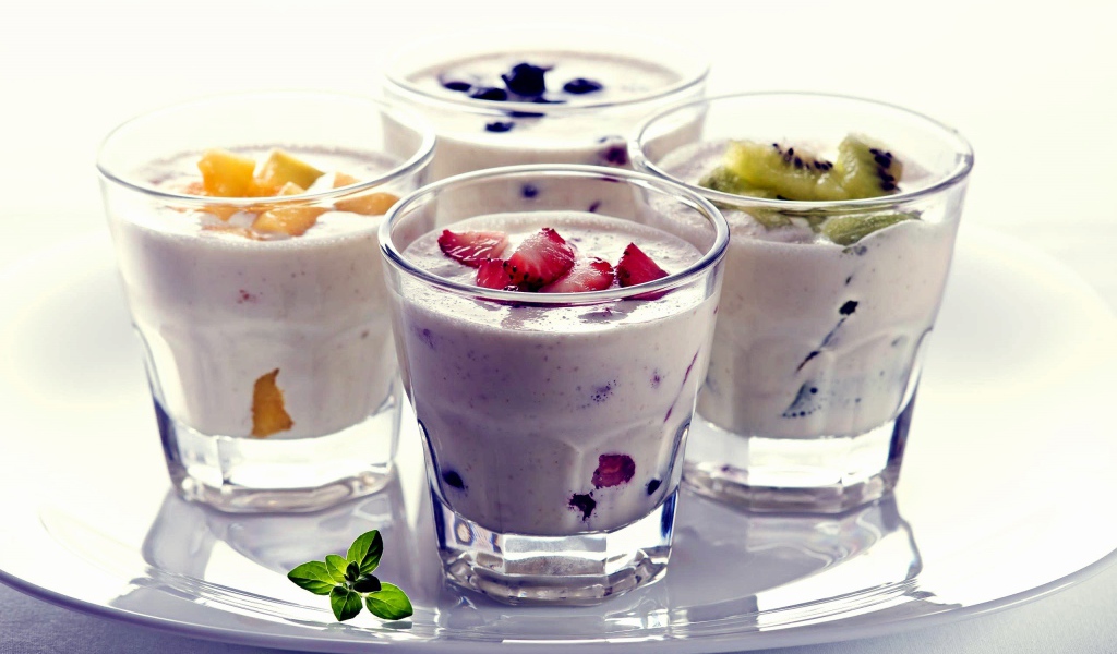 Стаканы с ягодным смузи на столе