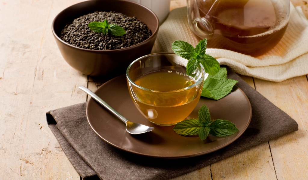 Зеленый чай с мятой на столе 