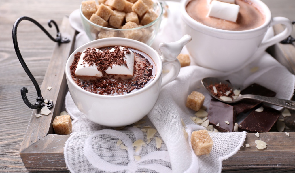 Горячий шоколад в чашках с кусочками маршмеллоу и сахаром