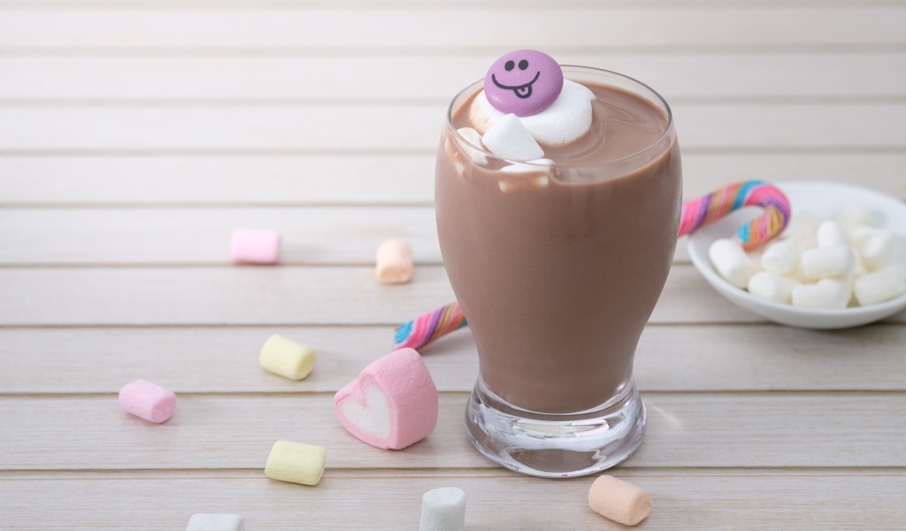 Горячий шоколад с маршмеллоу на столе