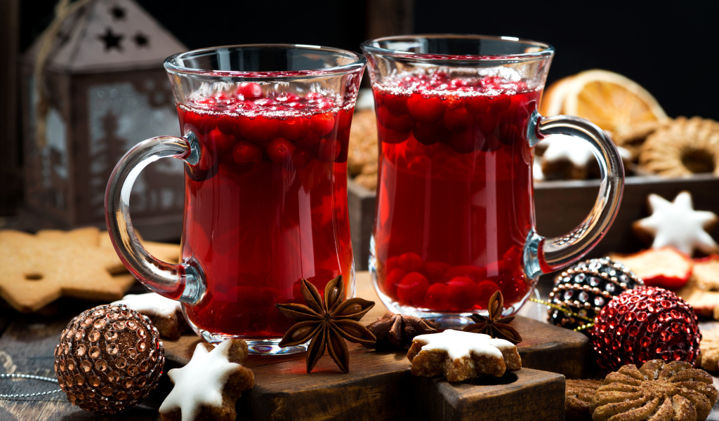 Горячий клюквенный напиток на столе с печеньем