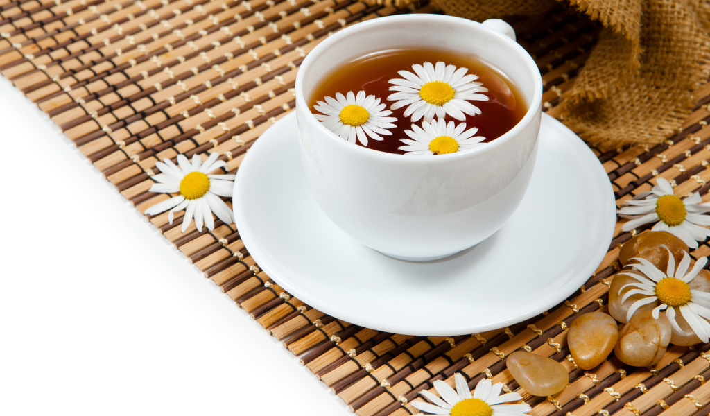 Большая белая чашка с цветами ромашки 