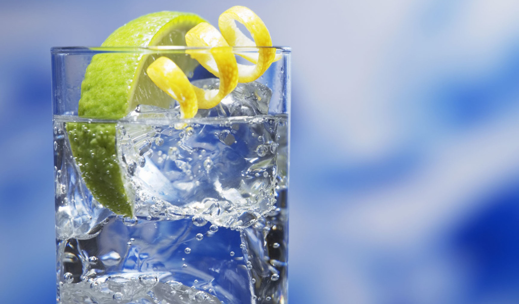 Лимонад в стакане со льдом и лаймом 