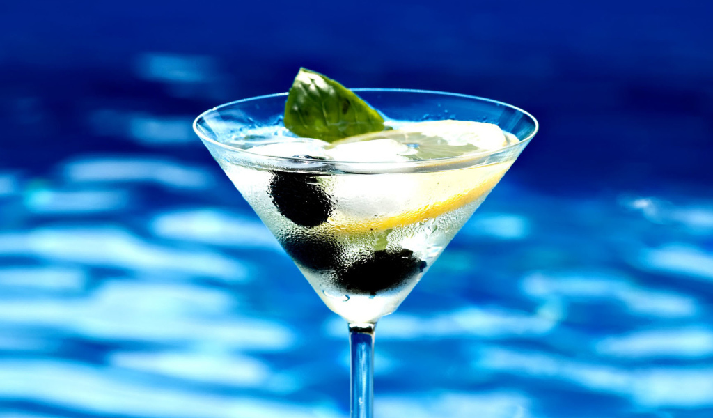 Мартини в бокале с лимоном и оливками 
