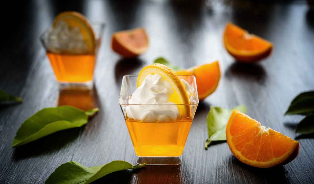 Апельсиновый коктейль со сливками на столе