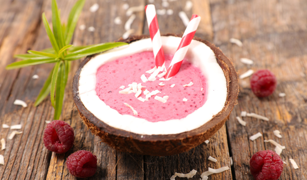 Малиновый коктейль в кокосовом орехе