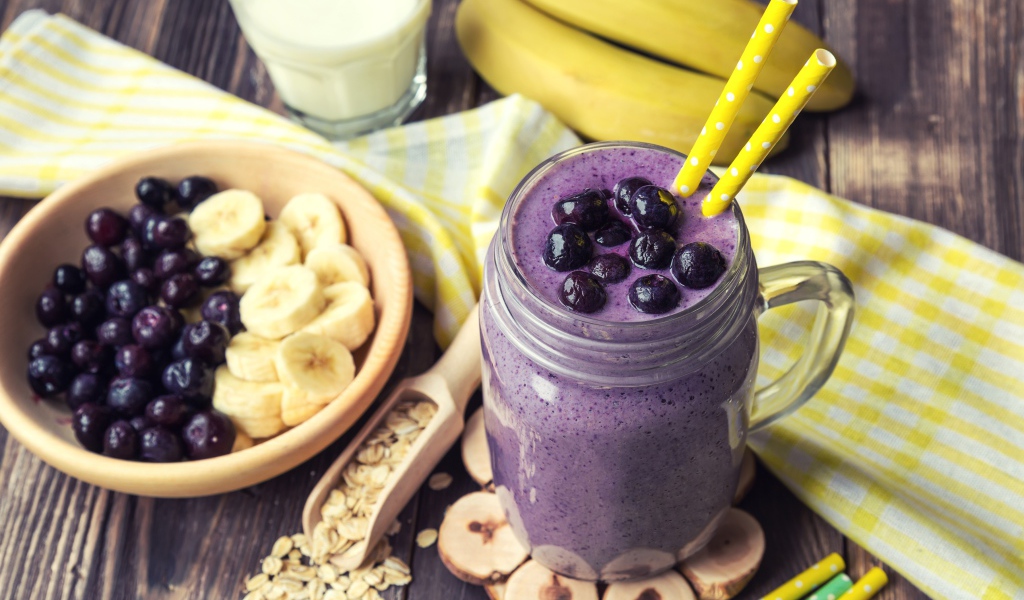 Смузи с черникой, бананом и овсяными хлопьями
