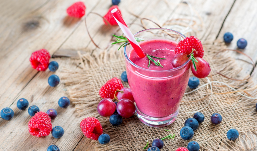 Смузи с черникой, малиной и виноградом 
