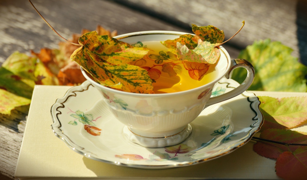 Чай в красивой чашке с осенней листвой