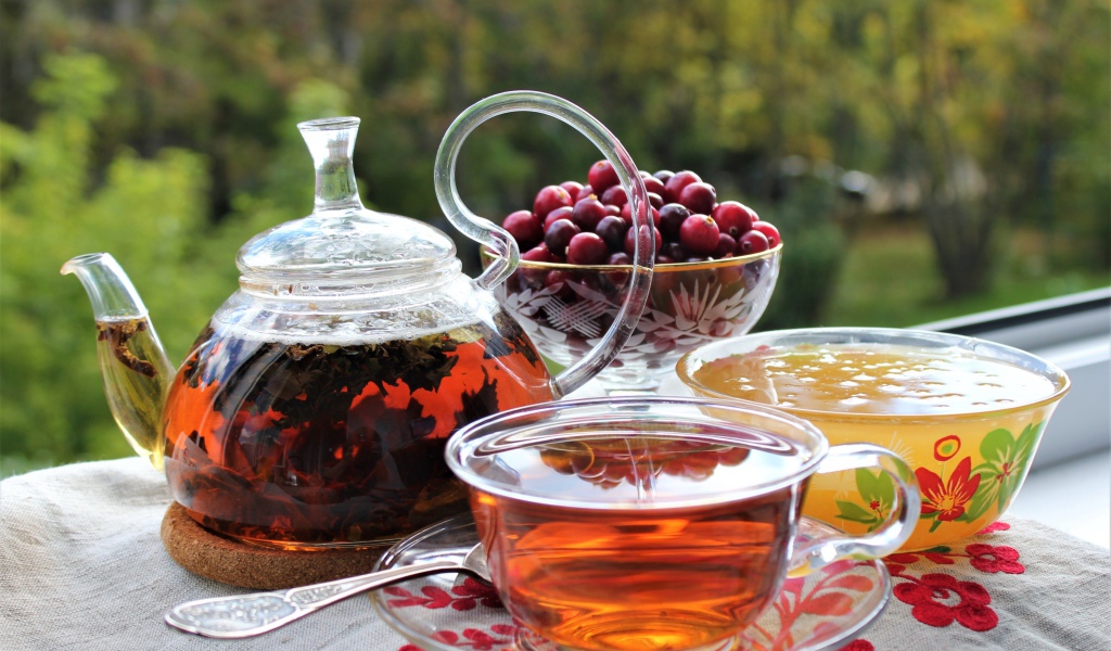 Чай на столе с медом и ягодами 