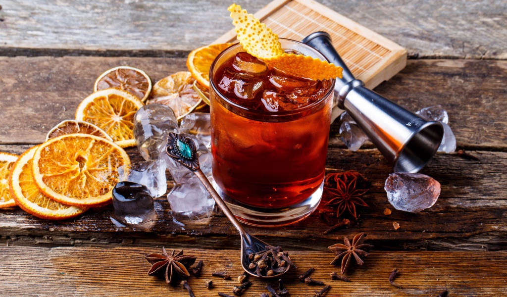 Чай со льдом и кусочками сушеного апельсина и бадьяном