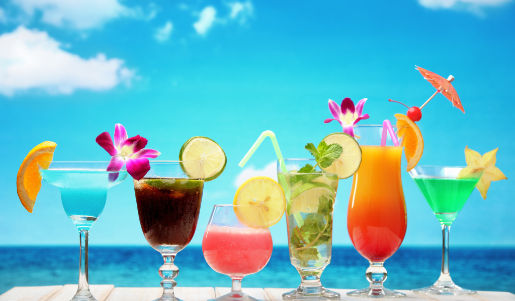 Тропические коктейли на фоне голубого неба