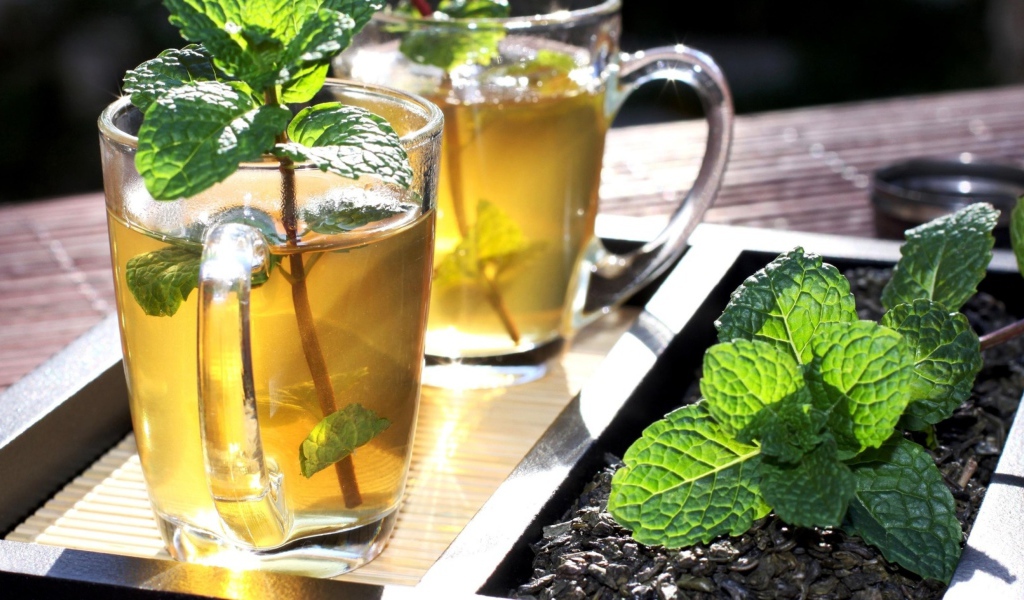 Две чашки освежающего чая с мятой