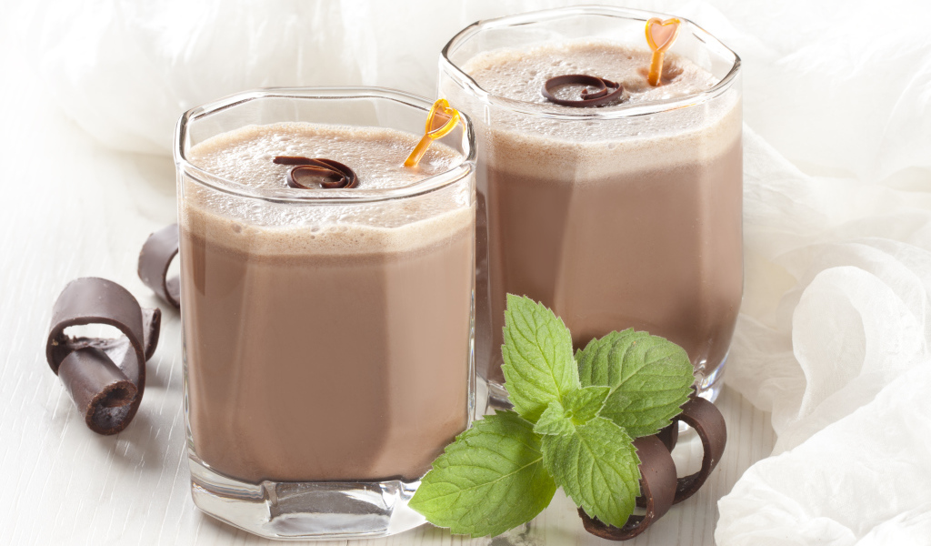 Два стакана с какао и шоколадом