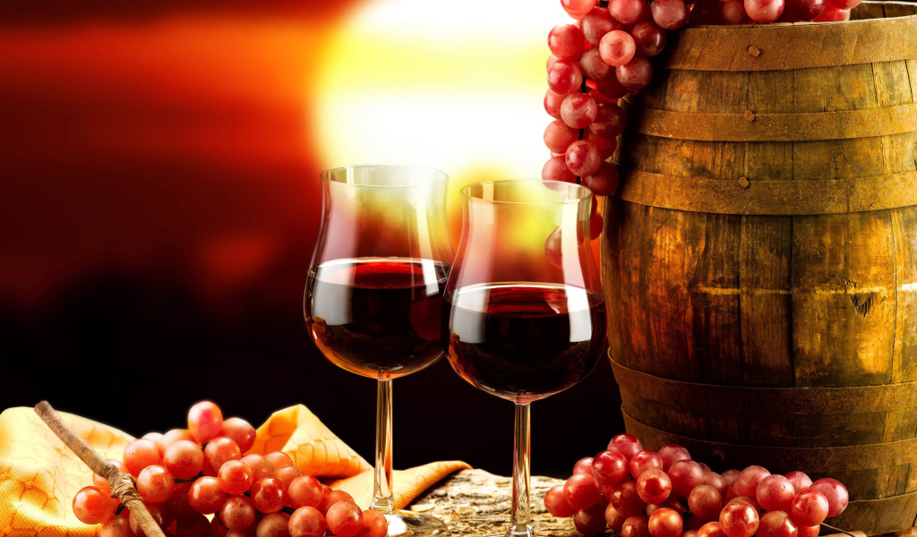 Два бокала вина на столе с бочкой и гроздьями винограда 