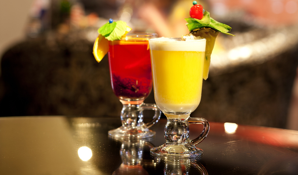 Два стакана с коктейлями на столе 