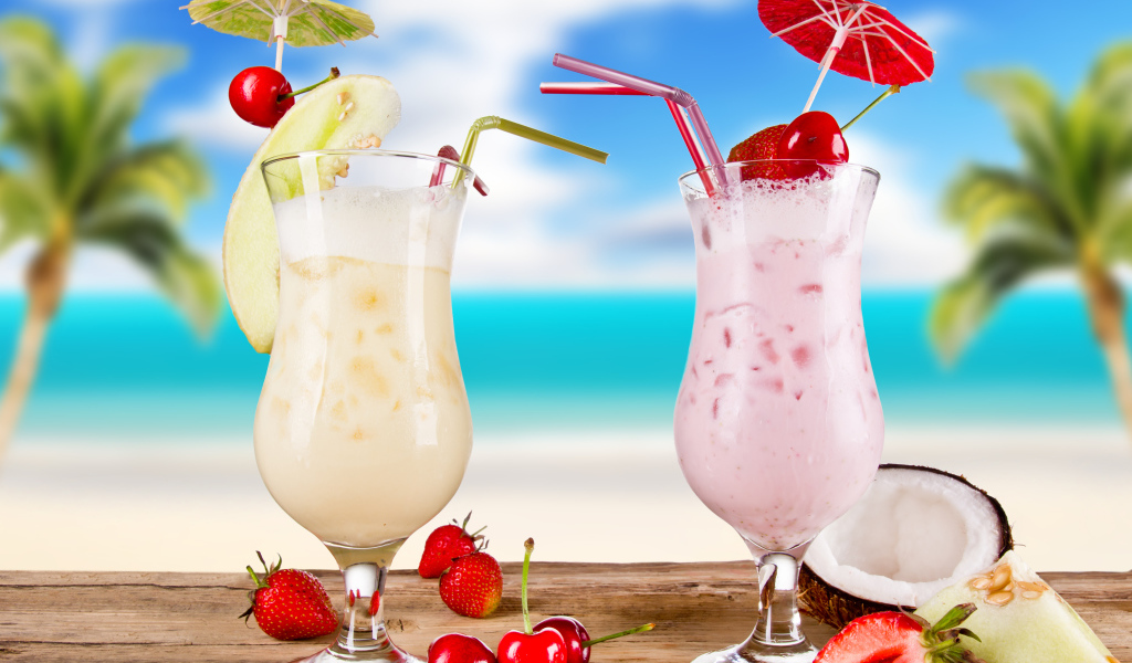 Два тропических коктейля на столе 