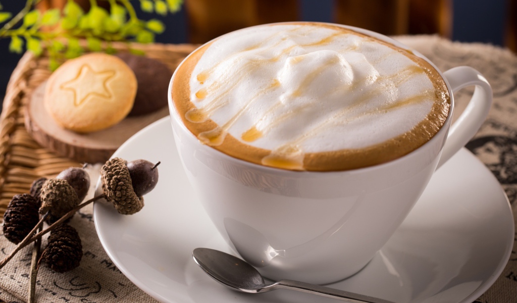 Белая чашка капучино с большой пеной