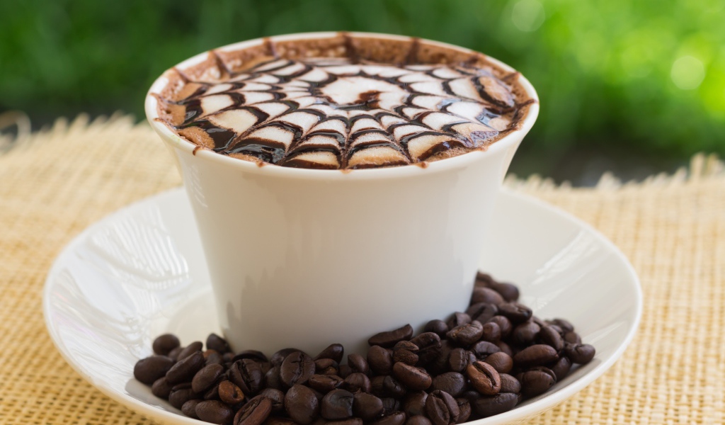 Белая чашка капучино с рисунком на пенке с кофейными зернами