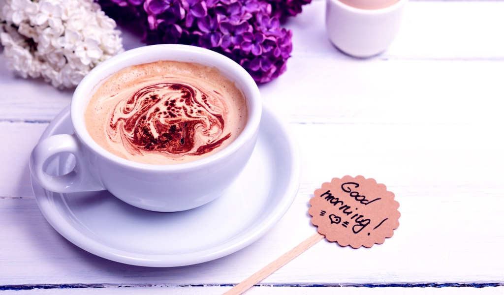 Белая чашка кофе с цветами сирени и яйцом на завтрак