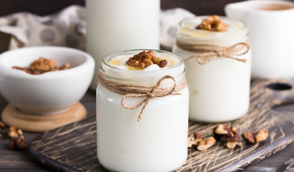 Йогурт с баночках с грецкими орехами