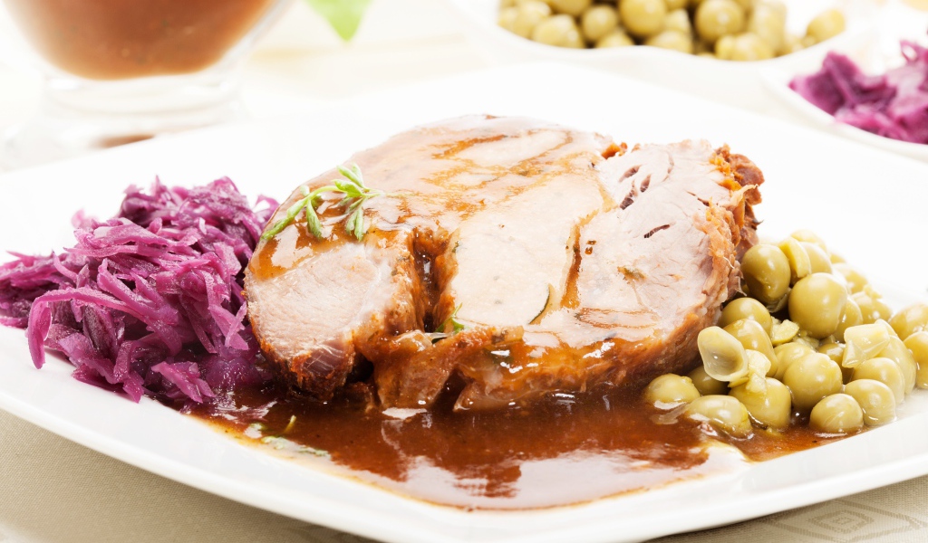 Кусок сочного мяса с горошком и тертой свеклой