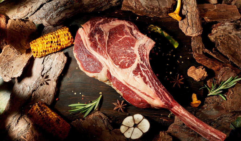 Кусок мяса на кости с кукурузой 