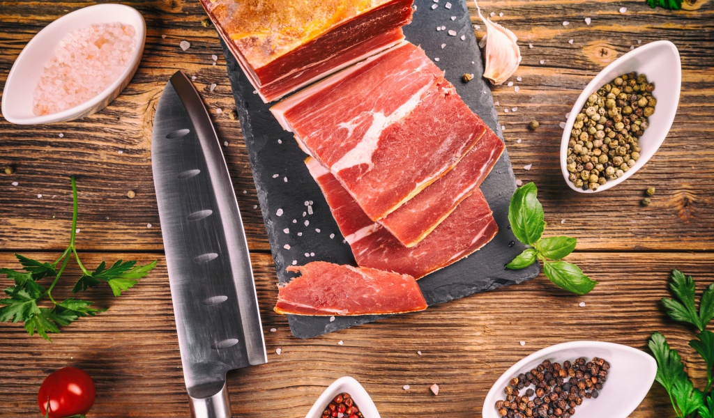 Аппетитный кусок мяса на столе со специями