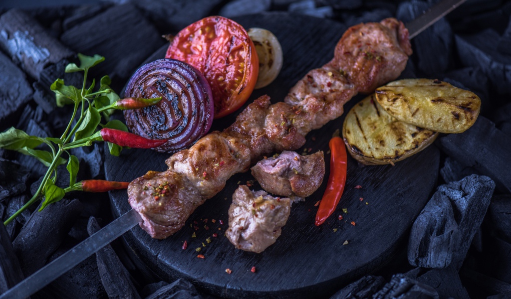 Аппетитных шашлык на углях с овощами 