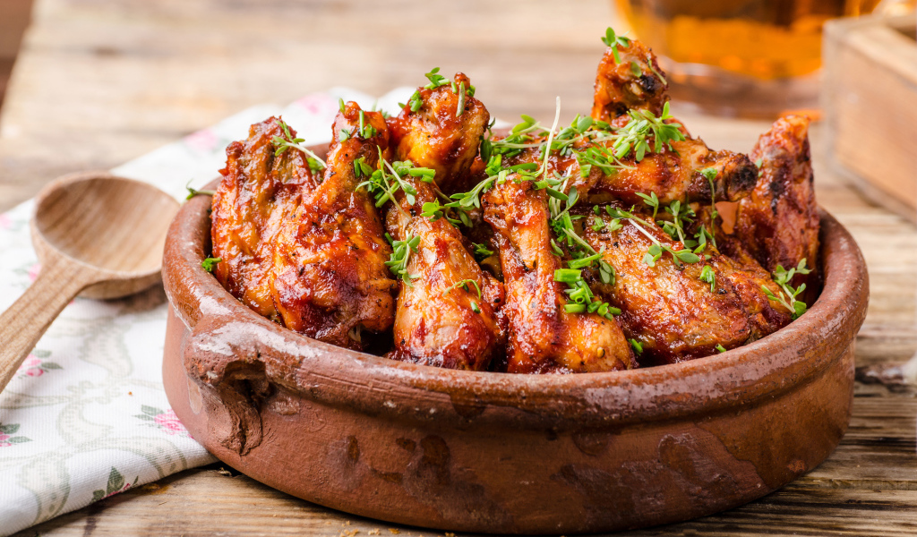 Запеченные куриные крылышки с зеленью