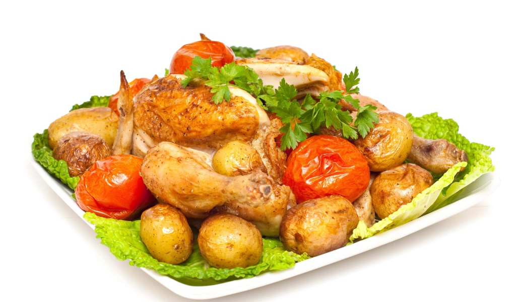 Запеченная курица с картофелем и помидорами на белом фоне