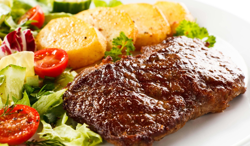 Отбивная с картофелем и салатом