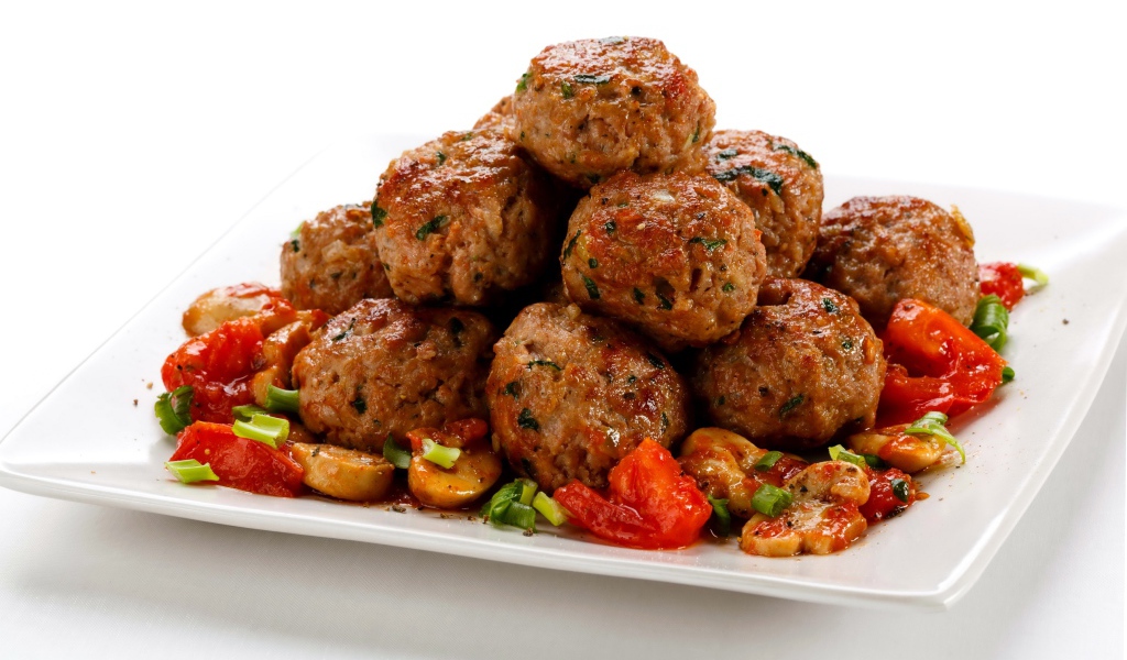 Котлеты с овощами на белой тарелке 