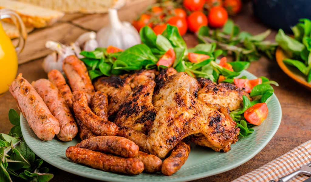 Жареные куриные крылышки с сосисками