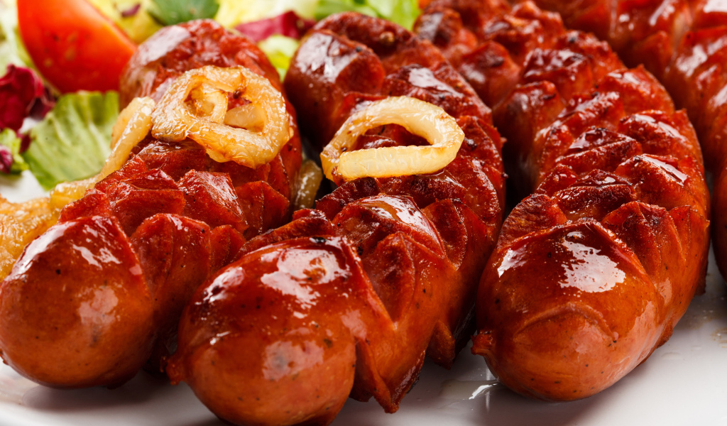 Жареные сосиски с кольцами лука