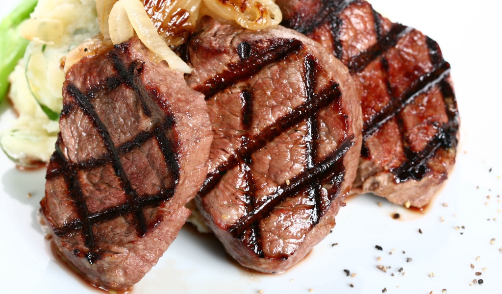 Жареное мясо барбекю с овощами