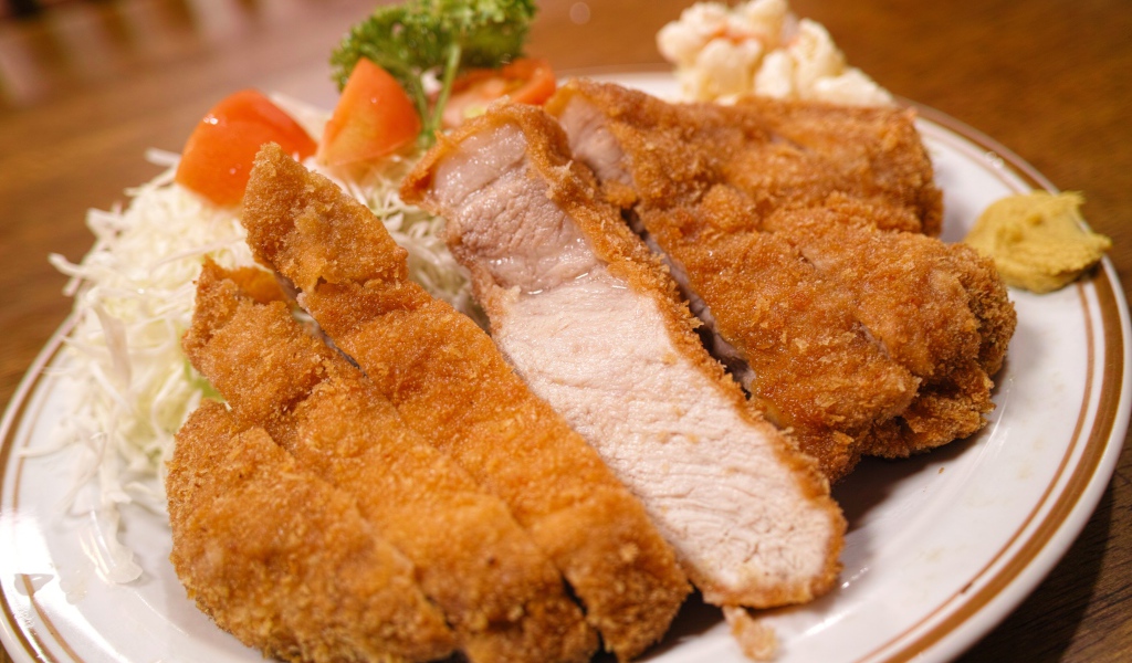 Сочная отбивная на тарелке с овощами