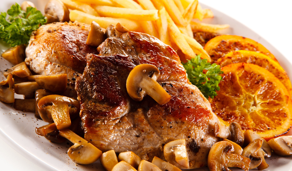 Мясо с картофелем, грибами и лимоном
