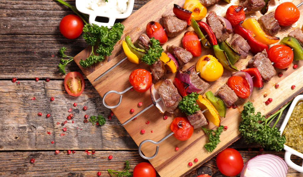 Шашлык на шампурах с овощами 