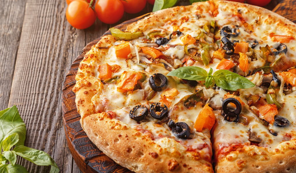 Аппетитная пицца с оливками на столе